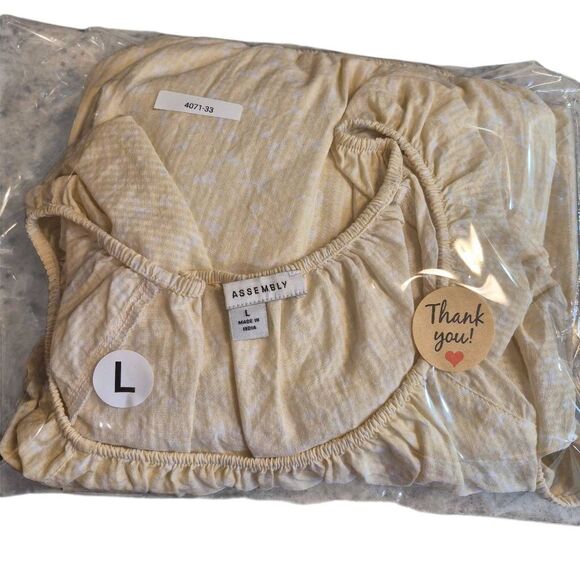 Free Assembly Women's Pale Yellow & White Cotton Tiered Scoop Neck Lined Peasant - Picture 3 of 13